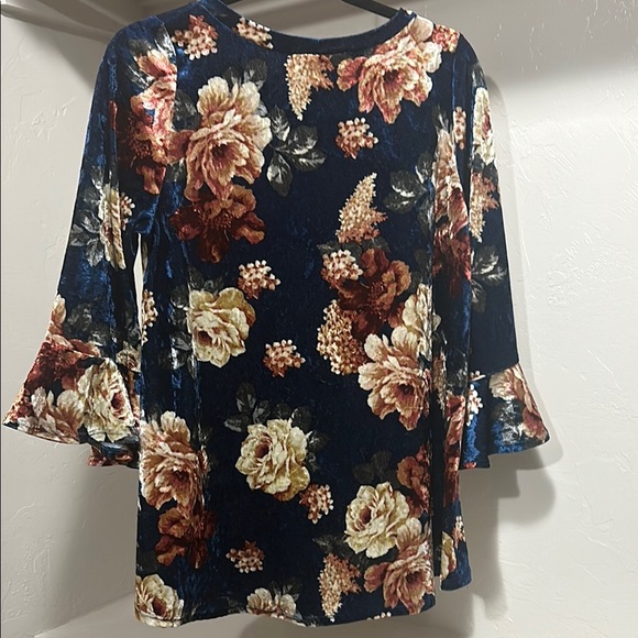 eesome Red and Blue Blouse with Boxy Relaxed Fit and Three-Quarter Sleeves - Picture 6 of 6